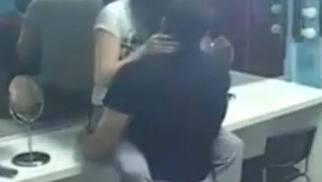 S-au iubit sălbatic pe blat, apoi s-au dus în toaletă! Doi concurenţi „Mireasă pentru fiul meu” au fost filmaţi în plină acţiune