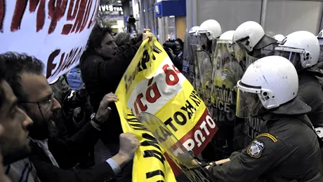 Proteste violente in Grecia – Politia a lansat grenade lacrimogene!