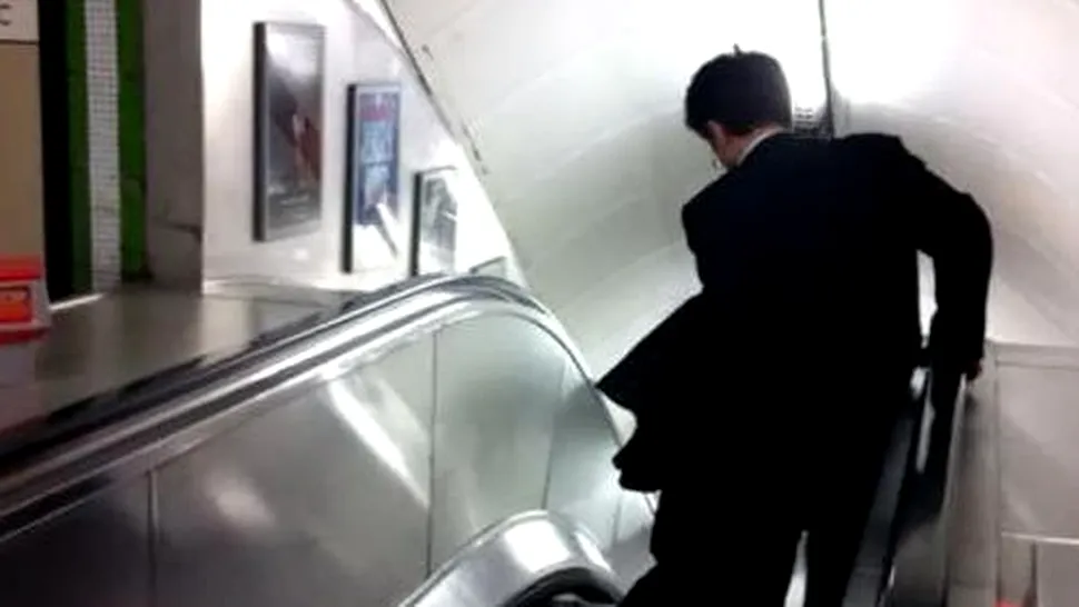 Cetățeanul turmentat face show pe scările rulante (Video)