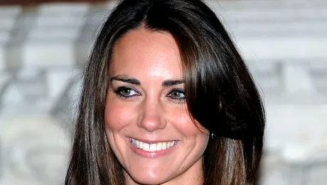 Sosia lui Kate Middleton, dată afară din Palatul Windsor de poliție