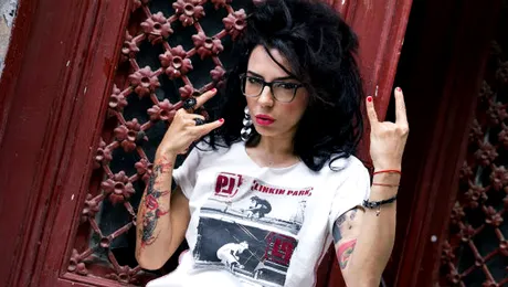 DJ Wanda şi-a croit propria rochie pentru 8 martie