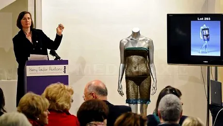 Rochia purtata de Kate Middleton la prima intalnire cu printul William a fost vanduta