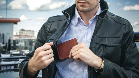 (P) Minimalism sau lux? Ce portofele preferă vedetele masculine