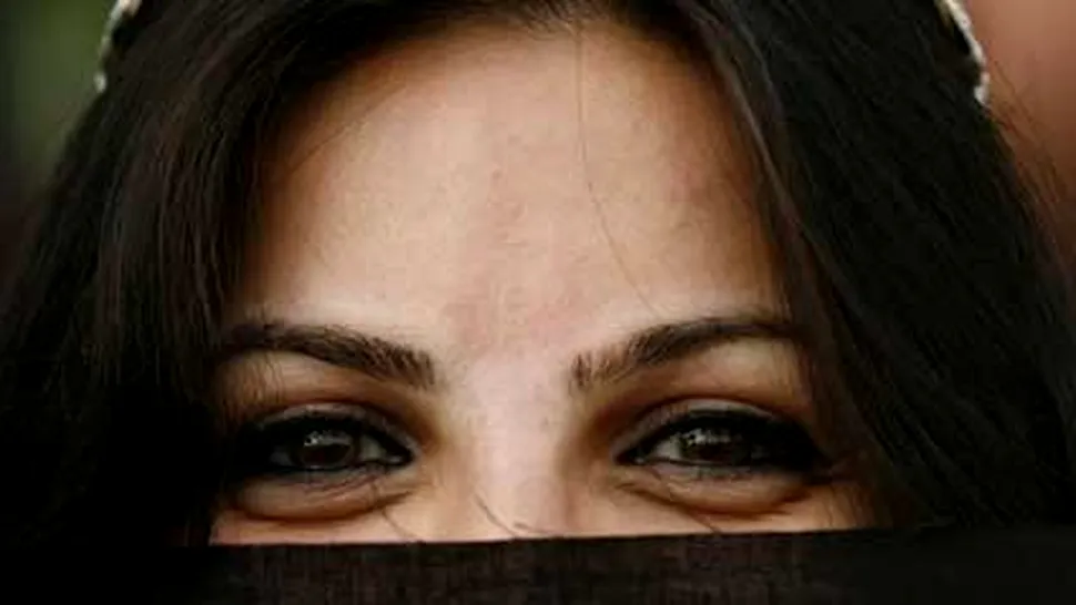 Machiajul femeilor care apar la televiziunea publica din Iran este interzis