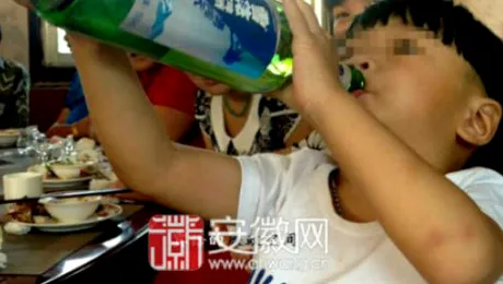 Cel mai tânăr alcoolic din lume are numai 2 ani!