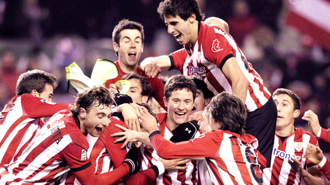 Fotbaliștii echipei Athletic Bilbao se bucură pentru calificarea în finala Cupei Spaniei din 2012