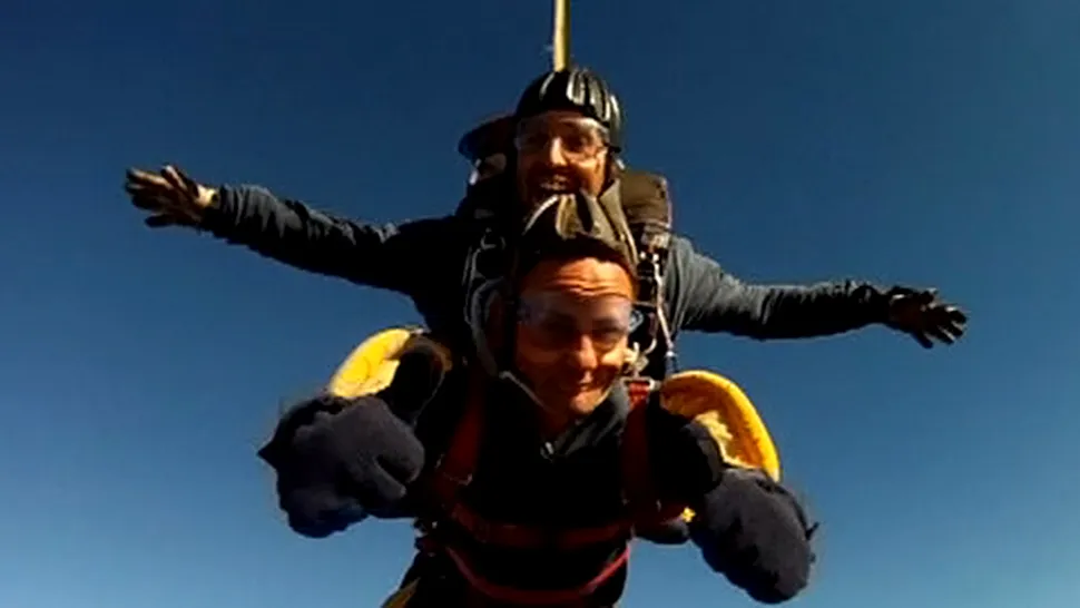 La 90 de ani, o femeie face skydiving alături de familia ei