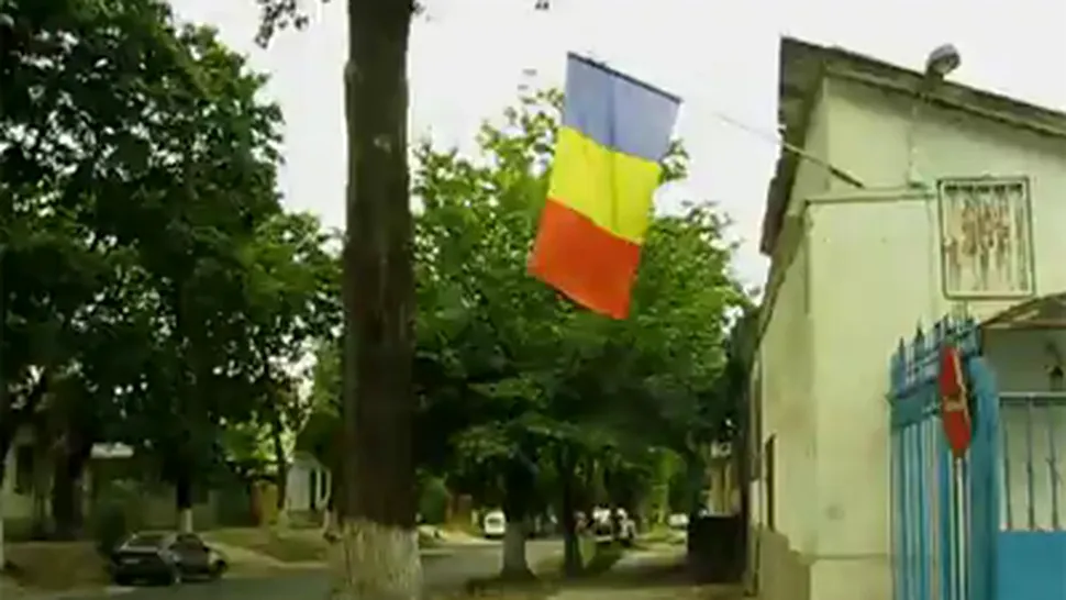 Drapel romanesc ars, in Republica Moldova! (Video)
