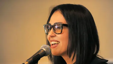 Alexandrina Hristov canta live, printre carti