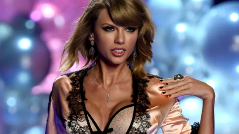 Taylor Swift s-a săturat de bărbaţi! Cu ce bunăciune din showbiz a fost surprinsă în ipostaze intime