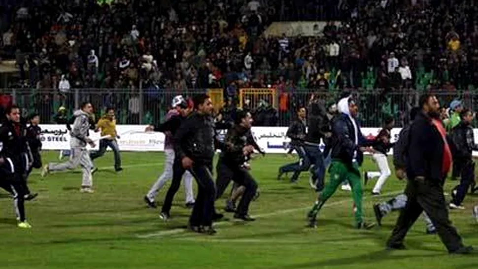 Un meci de fotbal din Egipt s-a încheiat cu 74 de morți și sute de răniți (Video)