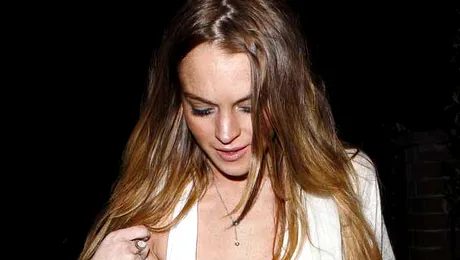 Lindsay Lohan ne arata decolteul! (poze)