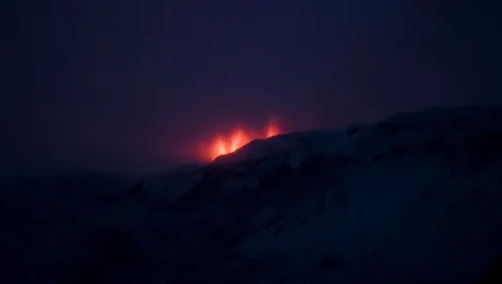 Sute de persoane evacuate din cauza eruptiei unui vulcan in Islanda