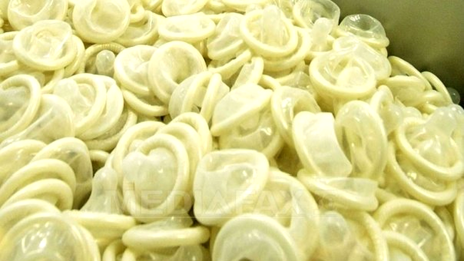 Romanii cu organ sexal mic vor avea parte de prezervative de dimensiuni mari :-))