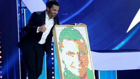 Pepe primeşte un portret de-al său realizat din 200 de cuburi