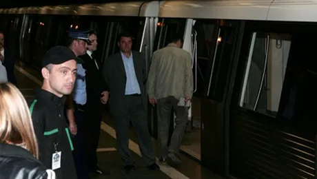Un student s-a aruncat pe sinele metroului la Piata Romana!