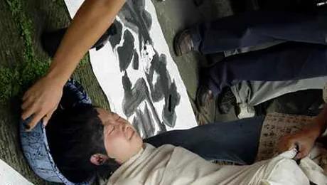 Picteaza tablouri folosind pensula umana