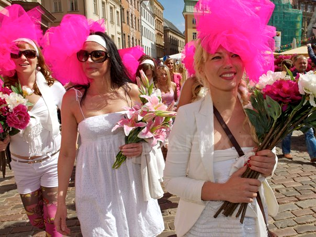 parada blondelor din letonia
