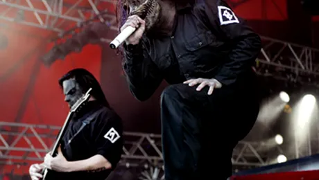 Chitaristul trupei Slipknot, înjunghiat în cap de fratele său