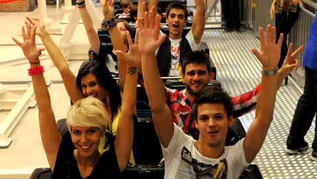Emoţii intense! Vedetele s-au dat pe roller coaster!
