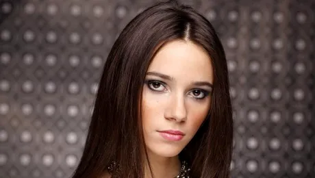 Julie lanseaza prima ei piesa „Party like an Animal”