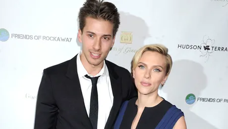 Scarlett Johansson, pe covorul roşu alături de fratele ei geamăn