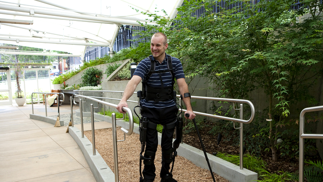 Un barbat plimbandu-se cu eLEGS