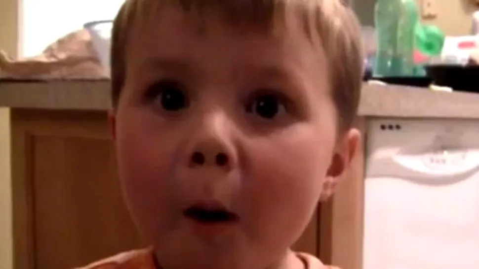 Vezi cum face un copil când mănâncă o bomboană foarte amară (Video)