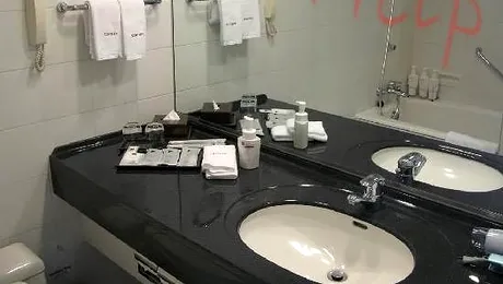 O batrana a ramas blocata aproape o luna in propria baie