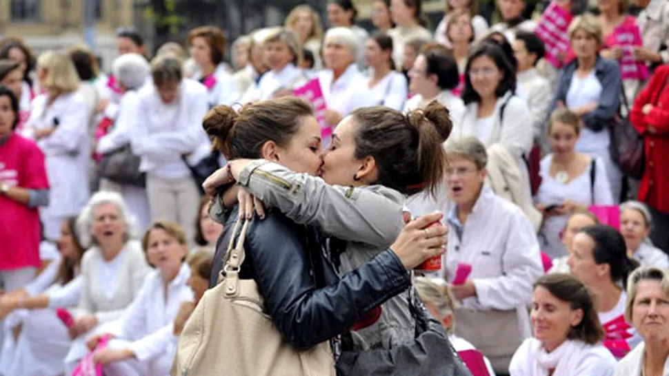 Sărutul între două tinere la protestul anti-gay din Franța a devenit viral!