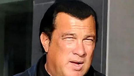 Steven Seagal antrenează voluntarii care păzesc școlile americane