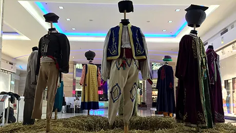 Costumele din „Aferim! ” sunt expuse într-un mall din București