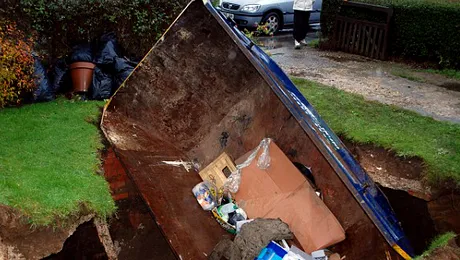 Terenul din fata casei s-a surpat si le-a inghitit masina