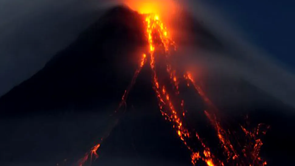 Erupție violentă a vulcanului Mayon, din Filipine