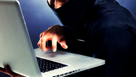 Hotul prins ca se uita la filme indecente, in casa victimei