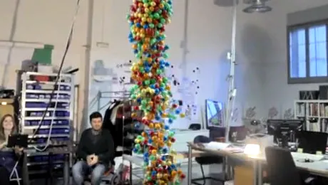 Un sac de bile de plastic prinde viata sub influenta unui electromagnet (Video)