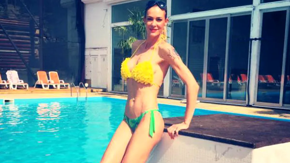
Roxana Ciuhulescu s-a fotografiat topless! Vedeta a renunţat la haine 