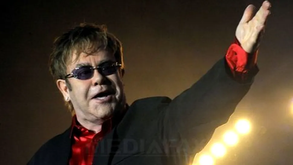 Elton John are cameră specială pentru ochelarii săi, când merge în concerte