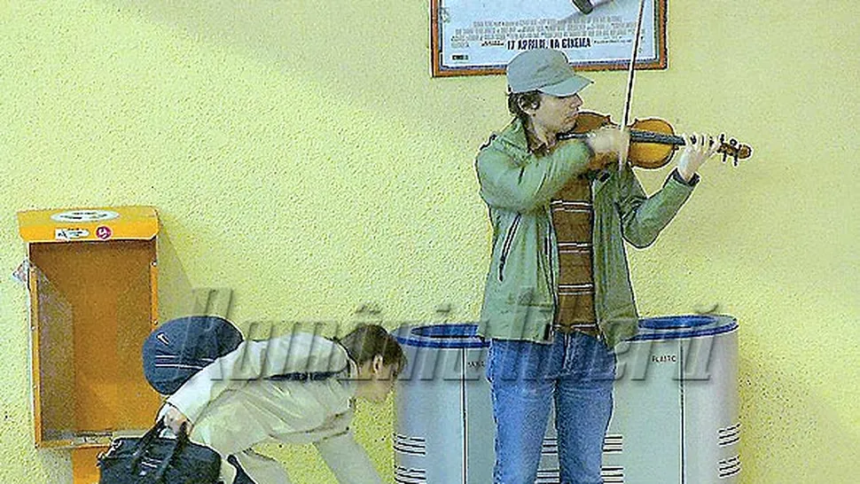 Violonistul Alexandru Tomescu a strans bani cantand la metrou