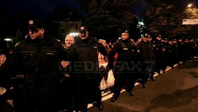 Lumea se inghesuie sa se inchine la moastele Sfintei Cuvioase Parascheva