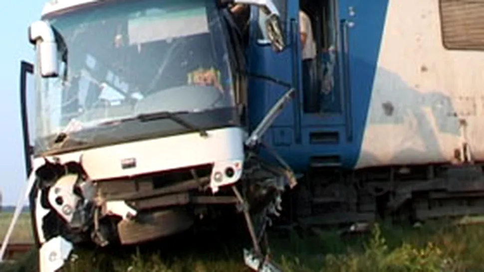 Alba: Un autobuz cu calatori a fost lovit de un tren