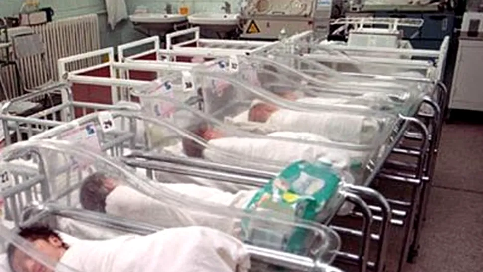 Un bebelus a fost uitat de o asistenta in incubator (Video)