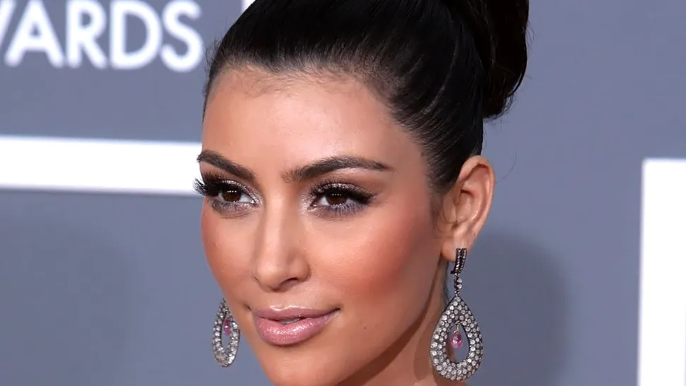 Kim Kardashian lanseaza o colectie de cercei de lux (Poze)