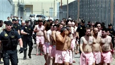 Doar pâine și apă pentru deținuții neascultători cu lenjerie roz