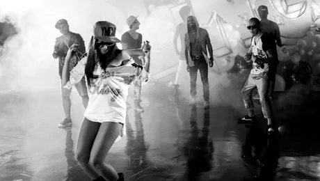 Elena de la Mandinga a filmat 23 de ore pe tocuri de 20 de cm