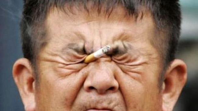 As fuma o tigara... si cu ochii!