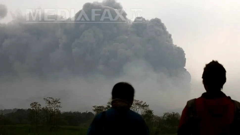 Sute de mii de persoane evacuate în Indonezia, după erupția vulcanului Kelud