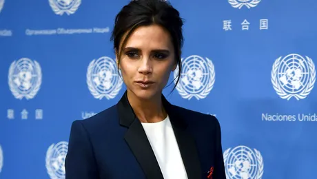 Strânge fonduri! Victoria Beckham ajută persoanele infectate cu HIV