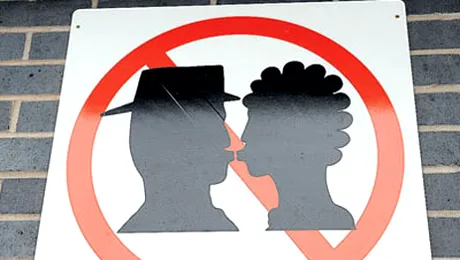 Sarutul la metrou este strict interzis!