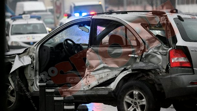 Asa arata masina pe care o conducea Lucescu, dupa impactul cu tramvaiul